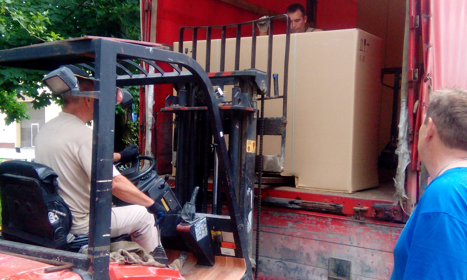 Разгрузка фуры с завода Ремеза