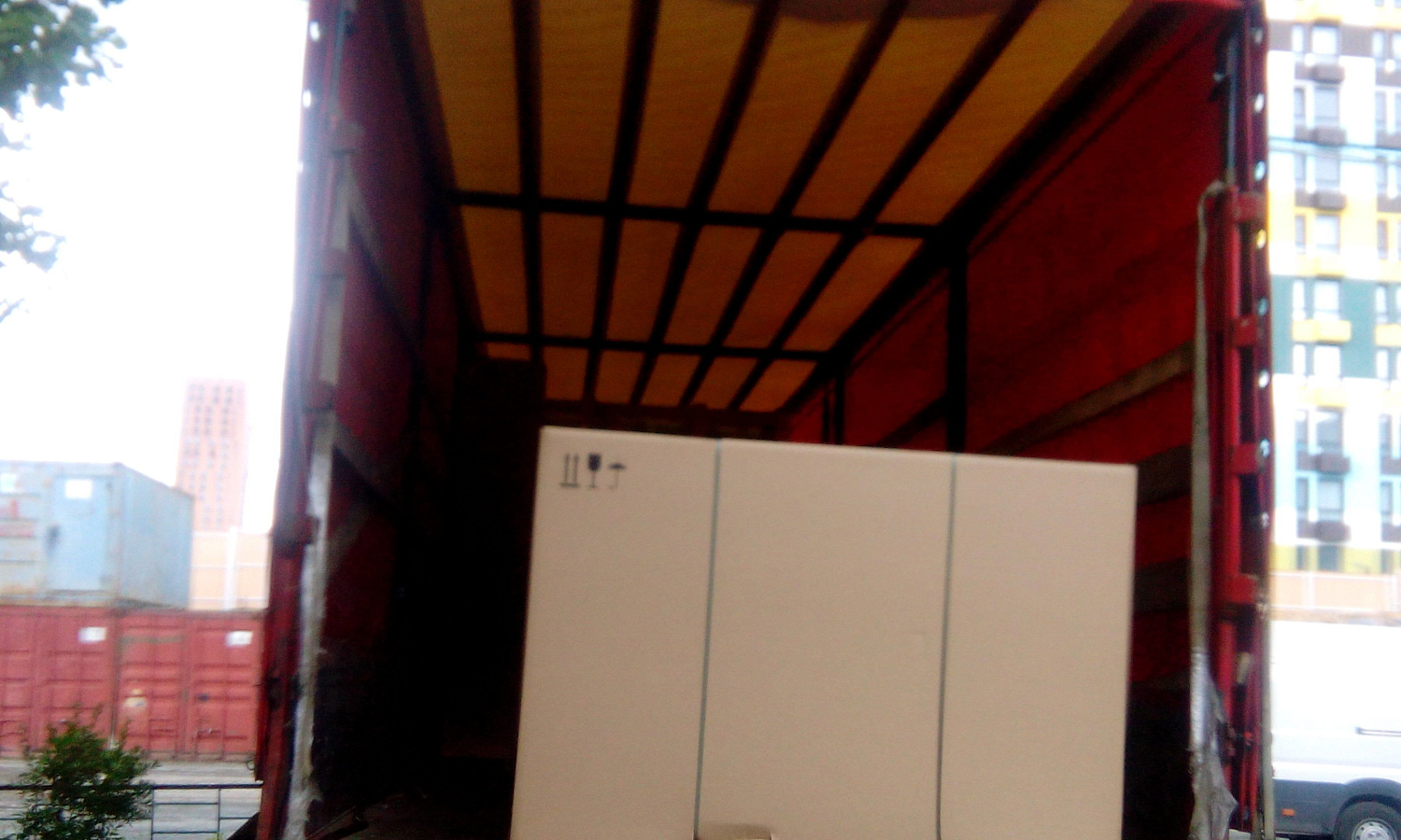 Разгрузка фуры с завода Ремеза