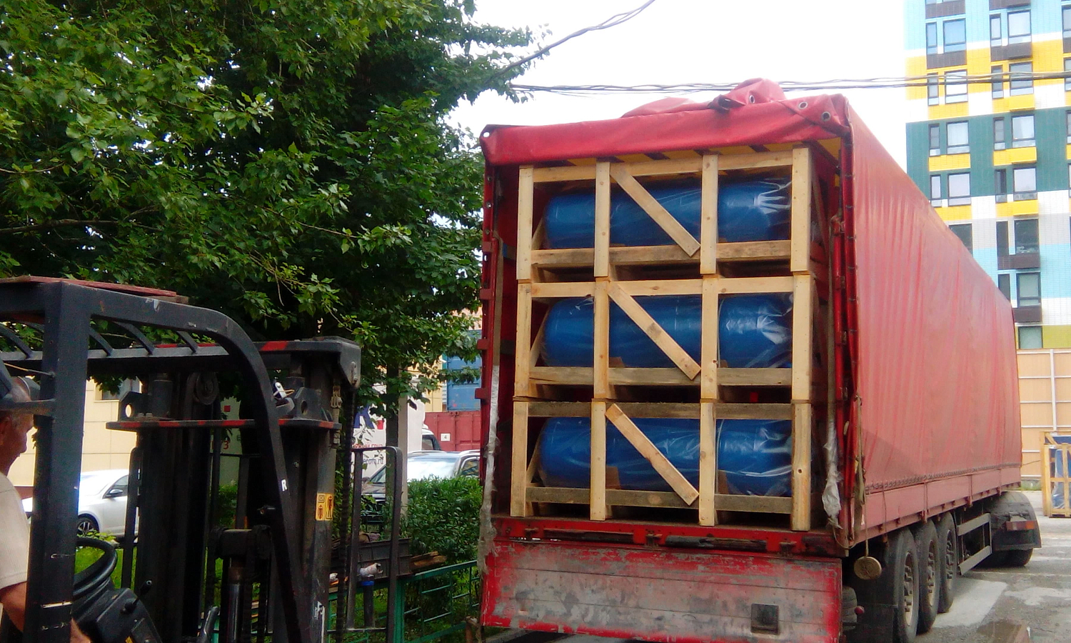 Разгрузка фуры с завода Ремеза